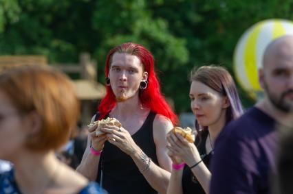 Санкт-Петербург. Молодые люди на Международном open-air науки и технологий Geek Picnic 2018 в ЦПКиО им. С.М. Кирова на Елагином острове.