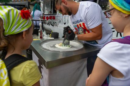 Санкт-Петербург. Мужчина во время приготовления еды на Международном open-air науки и технологий Geek Picnic 2018 в ЦПКиО им. С.М. Кирова на Елагином острове.