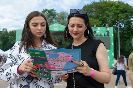 Санкт-Петербург. Посетительницы на Международном open-air науки и технологий Geek Picnic 2018 в ЦПКиО им. С.М. Кирова на Елагином острове.