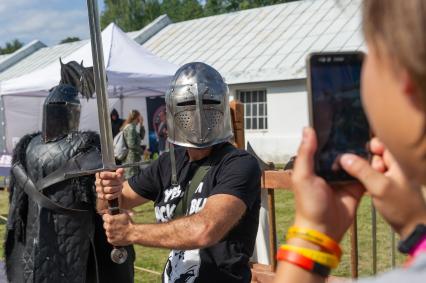 Санкт-Петербург. Посетитель на Международном open-air науки и технологий Geek Picnic 2018 в ЦПКиО им. С.М. Кирова на Елагином острове.