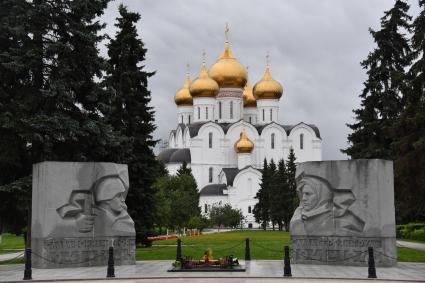 Ярославль. Памятник-монумент `Вечный огонь`и вид на Успенский кафедральный собор.