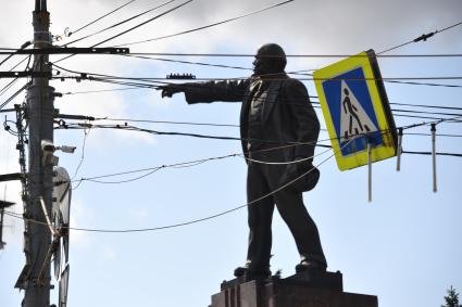 Ярославль.  Памятник Владимиру Ленину на Красной площади города.