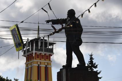 Ярославль.  Памятник Владимиру Ленину на Красной площади города.