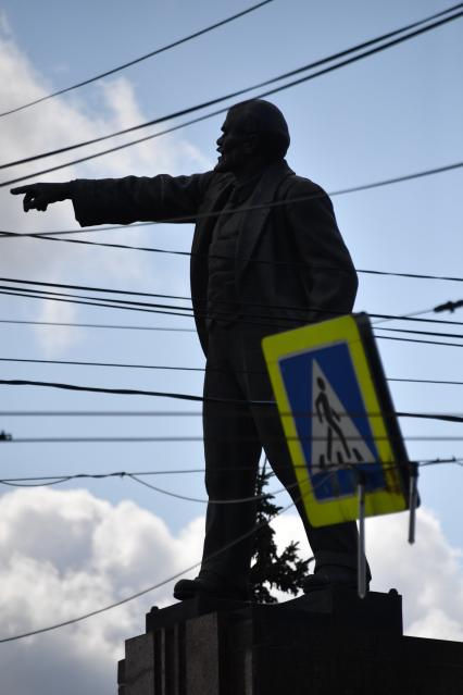 Ярославль.  Памятник Владимиру Ленину на Красной площади города.