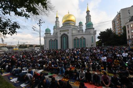 Москва. Мусульмане в день праздника жертвоприношения Курбан-Байрам  у Московской соборной мечети.