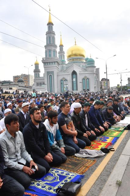 Москва. Мусульмане в день праздника жертвоприношения Курбан-Байрам  у Московской соборной мечети.