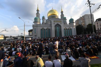 Москва. Мусульмане в день праздника жертвоприношения Курбан-Байрам  у Московской соборной мечети.