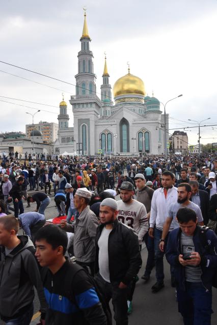 Москва. Мусульмане в день праздника жертвоприношения Курбан-Байрам  у Московской соборной мечети.