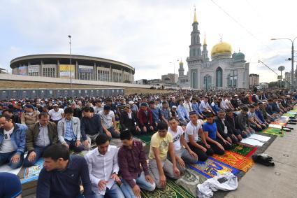 Москва. Мусульмане в день праздника жертвоприношения Курбан-Байрам  у Московской соборной мечети.