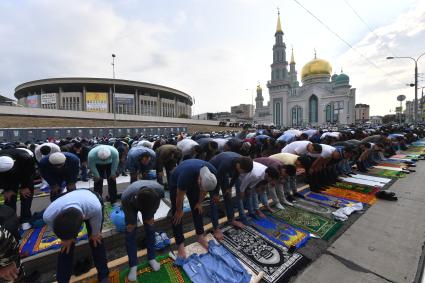 Москва. Мусульмане в день праздника жертвоприношения Курбан-Байрам  у Московской соборной мечети.