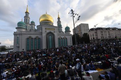 Москва. Мусульмане в день праздника жертвоприношения Курбан-Байрам  у Московской соборной мечети.