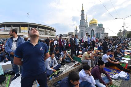 Москва. Мусульмане в день праздника жертвоприношения Курбан-Байрам  у Московской соборной мечети.