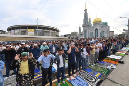 Москва. Мусульмане в день праздника жертвоприношения Курбан-Байрам  у Московской соборной мечети.