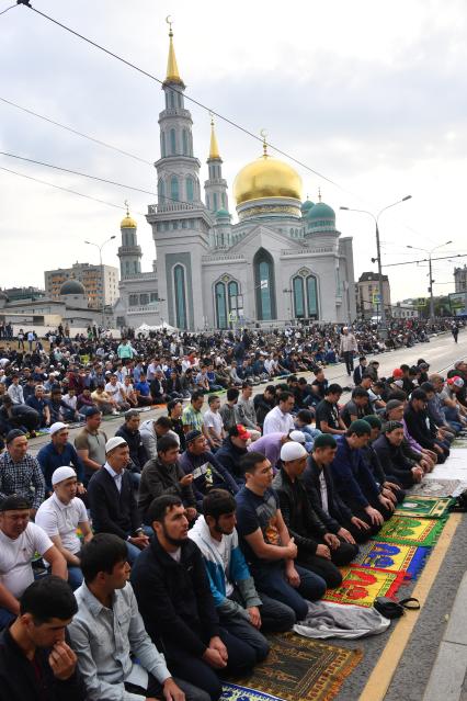 Москва. Мусульмане в день праздника жертвоприношения Курбан-Байрам  у Московской соборной мечети.