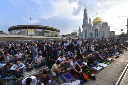 Москва. Мусульмане в день праздника жертвоприношения Курбан-Байрам  у Московской соборной мечети.