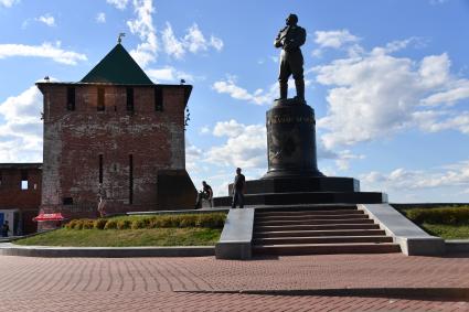 Нижний Новгород. Георгиевская башня Нижегородского кремля  и памятник Валерию Чкалову на площади Минина и Пожарского.