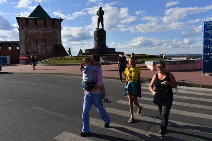 Нижний Новгород. Георгиевская башня Нижегородского кремля  и памятник Валерию Чкалову на площади Минина и Пожарского.