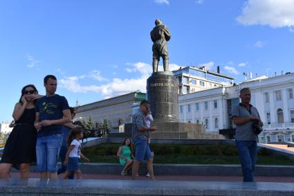 Нижний Новгород. Горожане возле памятника Валерию Чкалову.