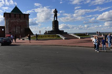 Нижний Новгород. Георгиевская башня Нижегородского кремля  и памятник Валерию Чкалову на площади Минина и Пожарского.