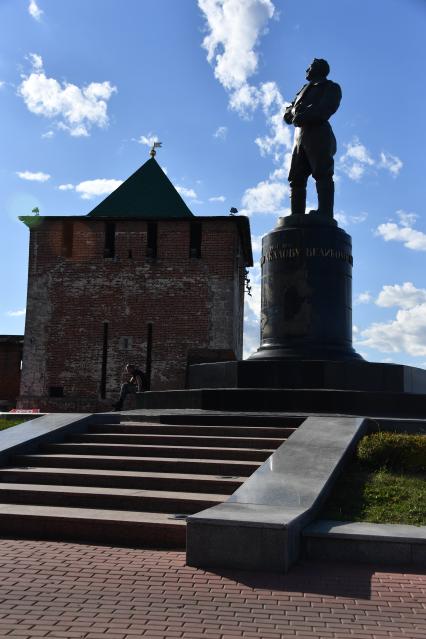 Нижний Новгород. Георгиевская башня Нижегородского кремля  и памятник Валерию Чкалову на площади Минина и Пожарского.