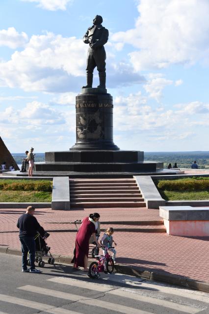 Нижний Новгород. Памятник Валерию Чкалову.