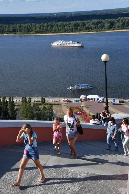 Нижний Новгород. Туристы на Чкаловской лестнице.