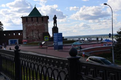 Нижний Новгород. Георгиевская башня Нижегородского кремля  и памятник Валерию Чкалову на площади Минина и Пожарского.