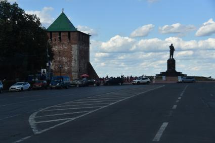 Нижний Новгород. Георгиевская башня Нижегородского кремля (слева) и памятник Валерию Чкалову (справа).