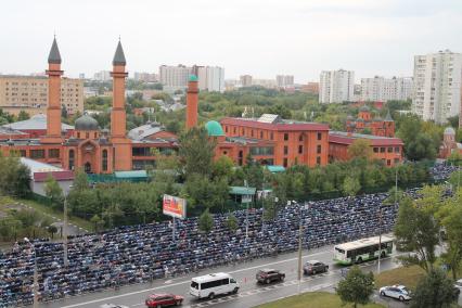 Москва. Мусульмане возле мечети `Ярдям` в Отрадном в день праздника жертвоприношения Курбан-байрам.
