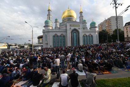 Москва. Мусульмане в день праздника жертвоприношения Курбан-Байрам  у Московской соборной мечети.