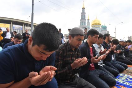 Москва. Мусульмане в день праздника жертвоприношения Курбан-Байрам  у Московской соборной мечети.