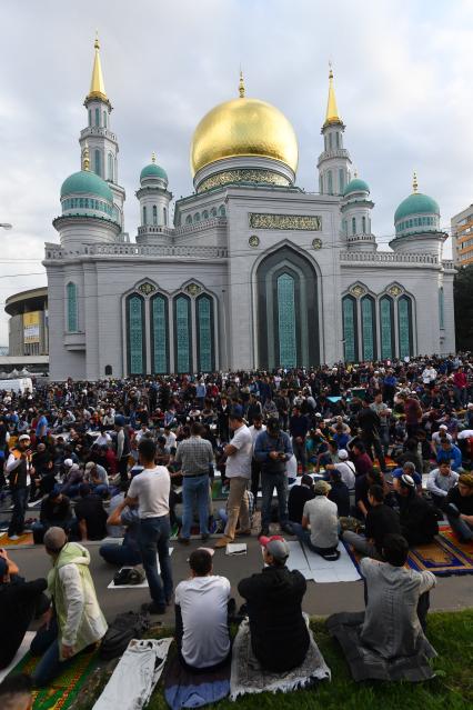 Москва. Мусульмане в день праздника жертвоприношения Курбан-Байрам  у Московской соборной мечети.