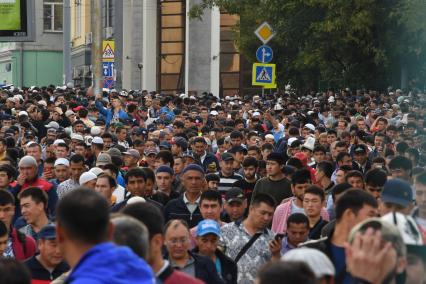 Москва. Мусульмане в день праздника жертвоприношения Курбан-Байрам  у Московской соборной мечети.