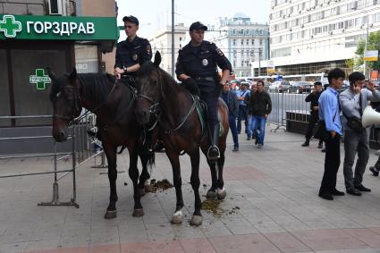 Москва.  Конная полиция  в день праздника жертвоприношения Курбан-Байрам.