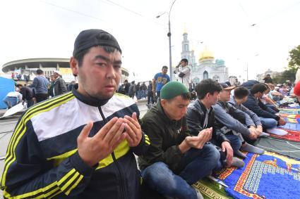 Москва. Мусульмане в день праздника жертвоприношения Курбан-Байрам  у Московской соборной мечети.