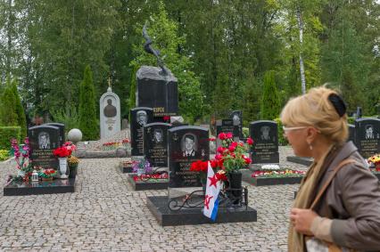 Санкт-Петербург. Мемориал `Буревестник` на Серафимовском кладбище, посвященный памяти экипажа атомной подводной лодки`Курск`.