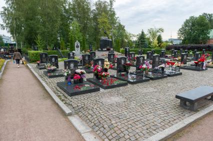 Санкт-Петербург. Мемориал `Буревестник` на Серафимовском кладбище, посвященный памяти экипажа атомной подводной лодки`Курск`.