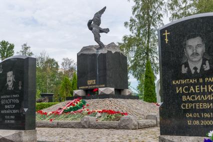 Санкт-Петербург. Мемориал `Буревестник` на Серафимовском кладбище, посвященный памяти экипажа атомной подводной лодки`Курск`.