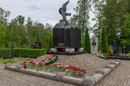 Санкт-Петербург. Мемориал `Буревестник` на Серафимовском кладбище, посвященный памяти экипажа атомной подводной лодки`Курск`.