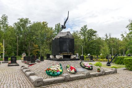 Санкт-Петербург. Мемориал `Буревестник` на Серафимовском кладбище, посвященный памяти экипажа атомной подводной лодки`Курск`.