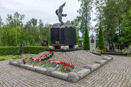 Санкт-Петербург. Мемориал `Буревестник` на Серафимовском кладбище, посвященный памяти экипажа атомной подводной лодки`Курск`.