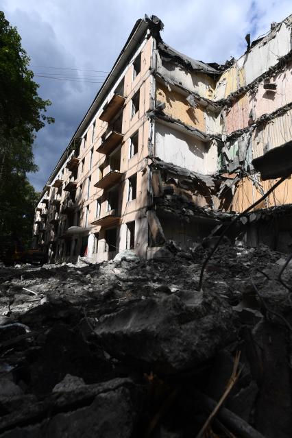 Москва. Снос пятиэтажки в рамках программы реновации в районе Северное Измайлово по адресу ул. Константина Федина, д. 5.