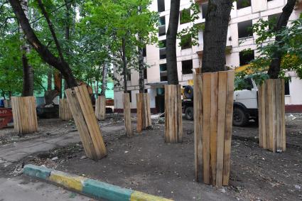 Москва. Снос пятиэтажки в рамках программы реновации в районе Северное Измайлово по адресу ул. Константина Федина, д. 5.