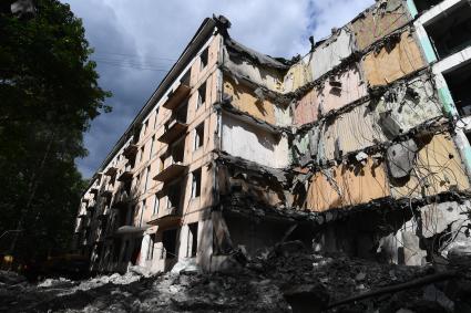 Москва. Снос пятиэтажки в рамках программы реновации в районе Северное Измайлово по адресу ул. Константина Федина, д. 5.