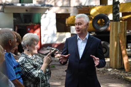 Москва. Мэр Москвы Сергей Собянин во время встречи с жителями сносимой пятиэтажки в рамках программы реновации в районе Северное Измайлово по адресу ул. Константина Федина, д. 5.