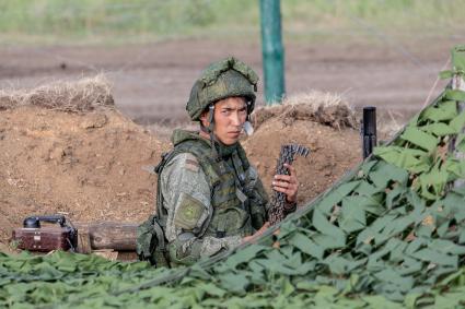 Челябинская область,Чебаркуль. Военнослужащий во время учений на военном полигоне 90-й Гвардейской танковой дивизии.