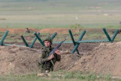 Челябинская область, Чебаркуль. Военнослужащий с автоматом  Калашникова во время учений на военном полигоне 90-й Гвардейской танковой дивизии.