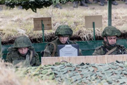 Челябинская область, Чебаркуль. Военнослужащий во время учений на военном полигоне 90-й Гвардейской танковой дивизии.