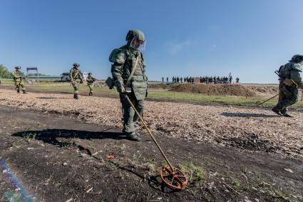 Челябинская область, Чебаркуль. Саперы-инженеры отрабатывают зачистку местности во время учений на военном полигоне 90-й Гвардейской танковой дивизии.