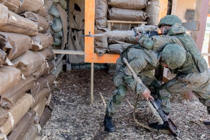 Челябинская область, Чебаркуль. Снайпер  во время учений на военном полигоне 90-й Гвардейской танковой дивизии.